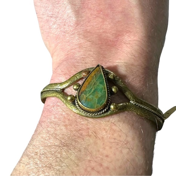Vtg Brass & 23.4mm Native American Royston Turquoise Teardrop Cuff Bracelet 7” - Picture 15 of 15